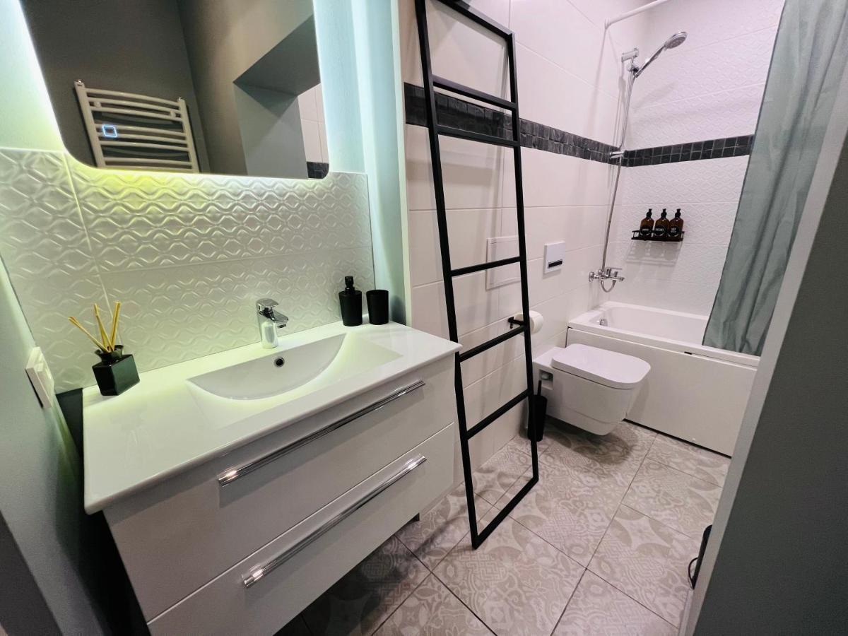 The Right Coast Apartment With Free Private Parking Riga Exterior foto